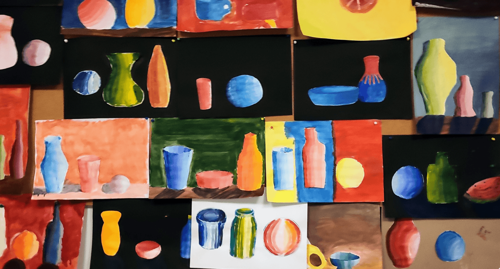 Kolaż z obrazami waz i martwej natury