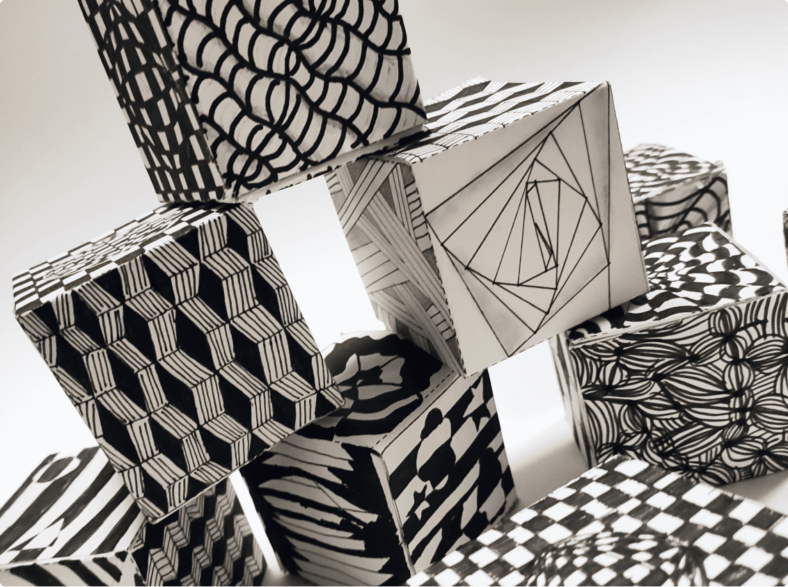 Kostki z ścianami pomalowanymi w czarno białe wzory