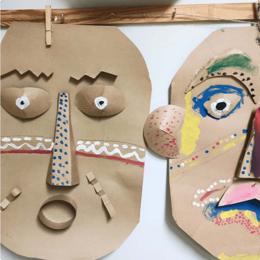 Twarze tikka z kartonu wiszące na ścianie